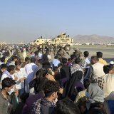 Les Afghans cherchent à fuir devant les talibans et sont des milliers à se rendre à l'aéroport de Kaboul.